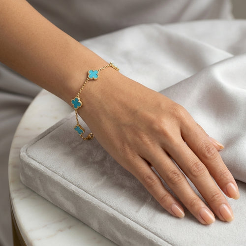 สร้อยข้อมือทองคำประดับเทอร์ควอยซ์ลายใบโคลเวอร์ (Gold Bracelet Decorated With Turquoise And Clover Leaf Pattern.)