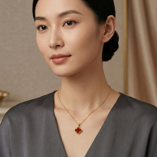 จี้ทองคำประดับคาร์เนเลียน ดีไซน์ใบโคลเวอร์