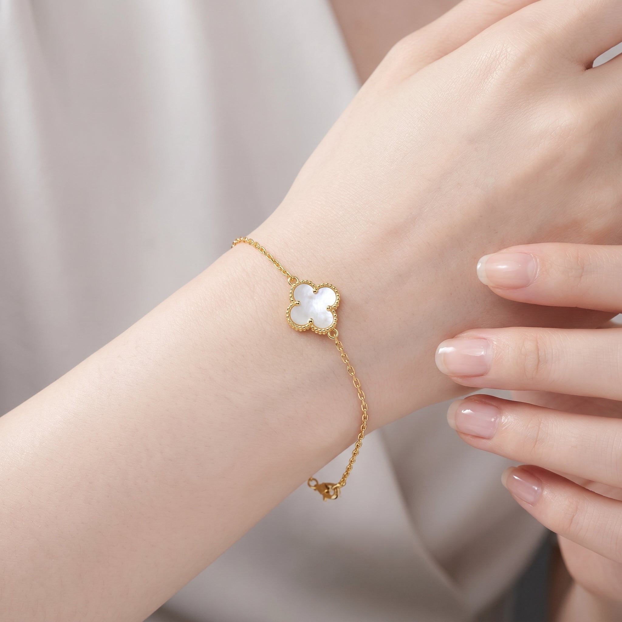 สร้อยข้อมือทองคำประดับจี้ใบโคลเวอร์มุกเปลือกหอยสีขาว
