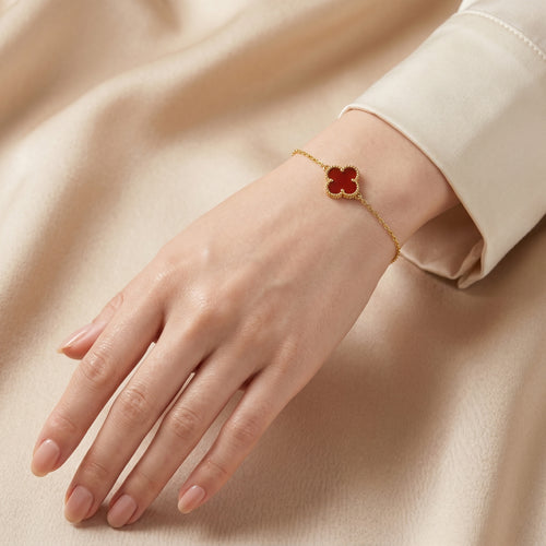 สร้อยข้อมือทองคำประดับจี้ใบโคลเวอร์สีแดงสุดหรู (Gold Bracelet Decorated With A Luxurious Red Clover Leaf Pendant.)