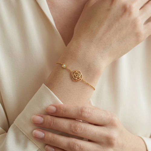สร้อยข้อมือทองคำลวดลายดอกกุหลาบฉลุประดับเพชร (Gold Bracelet With Openwork Rose Pattern Decorated With Diamonds.)