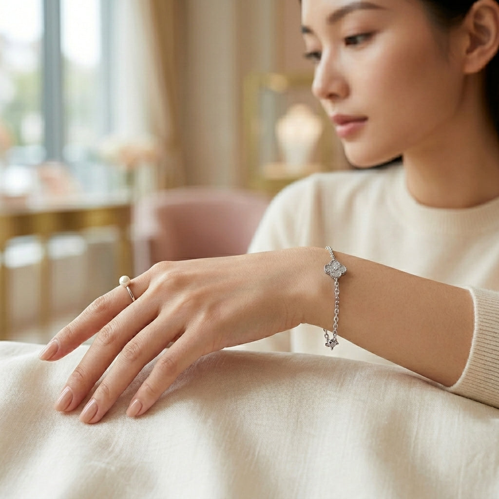 สร้อยข้อมือทองคำขาว 18K ประดับเพชรรูปใบโคลเวอร์ (Diamond Clover Bracelet)