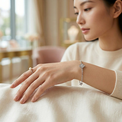 สร้อยข้อมือทองคำขาว 18K ประดับเพชรรูปใบโคลเวอร์ (Diamond Clover Bracelet)