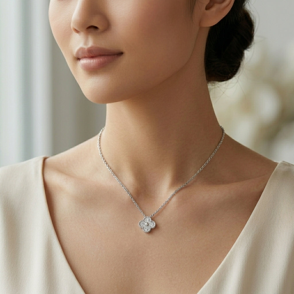 สร้อยคอทองคำขาว 18K พร้อมจี้เพชรรูปใบโคลเวอร์ (Diamond Clover Necklace)