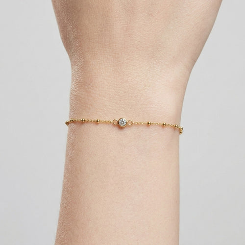 สร้อยข้อมือทองคำประดับเพชรเม็ดเดี่ยวเรียงสามสเตชั่น (Gold Bracelet Decorated With Three Single-stone Diamonds.)