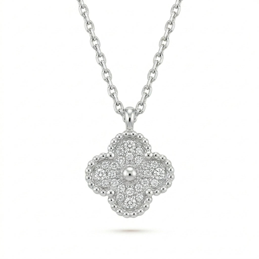 สร้อยคอทองคำขาว 18K พร้อมจี้เพชรรูปใบโคลเวอร์ (Diamond Clover Necklace)