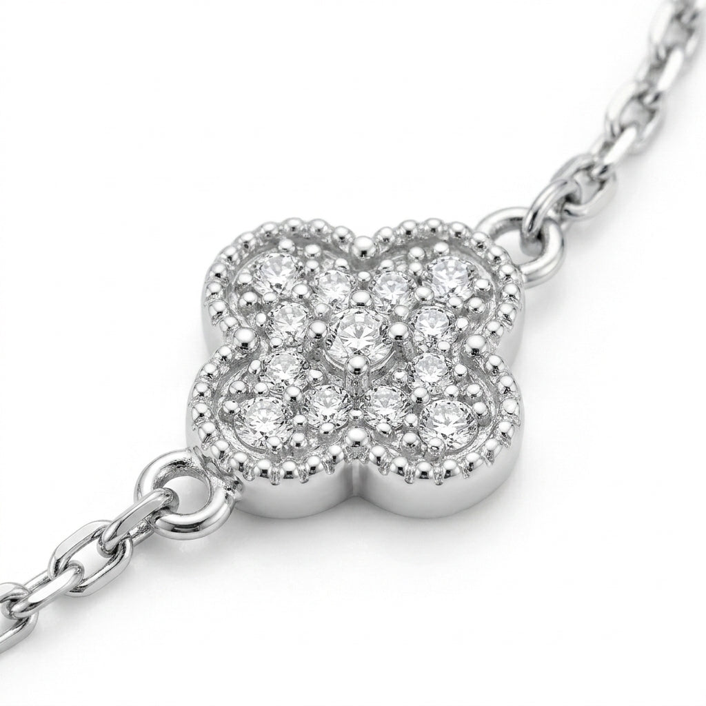 สร้อยข้อมือทองคำขาว 18K ประดับเพชรรูปใบโคลเวอร์ (Diamond Clover Bracelet)