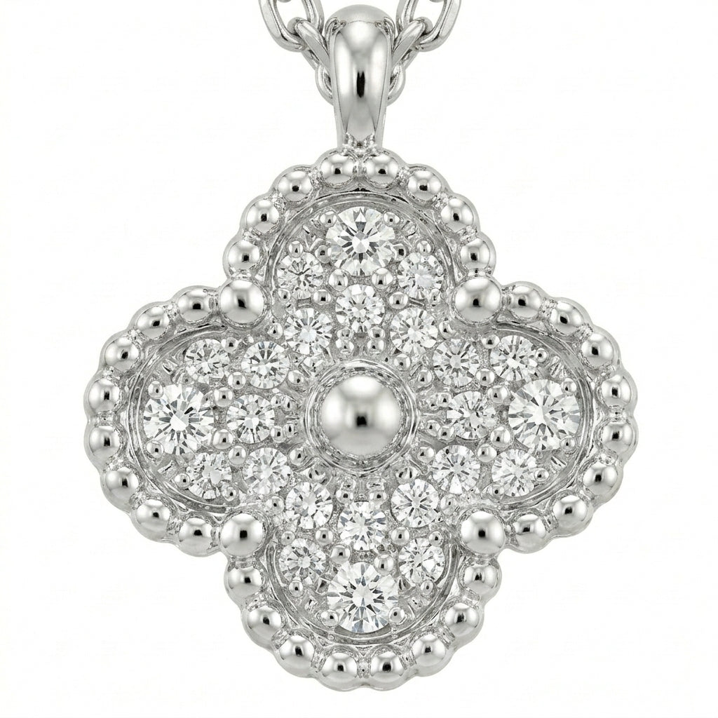 สร้อยคอทองคำขาว 18K พร้อมจี้เพชรรูปใบโคลเวอร์ (Diamond Clover Necklace)