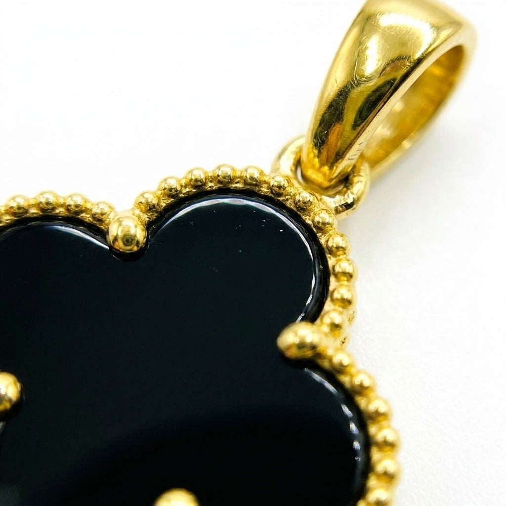 จี้โคลเวอร์ประดับหินแบล็กโอนิกซ์ (Black Onyx) ทองคำแท้
