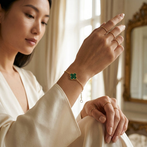 สร้อยข้อมือทองคำประดับมาลาไคต์ ดีไซน์ใบโคลเวอร์ (Gold Bracelet Decorated With Malachite )