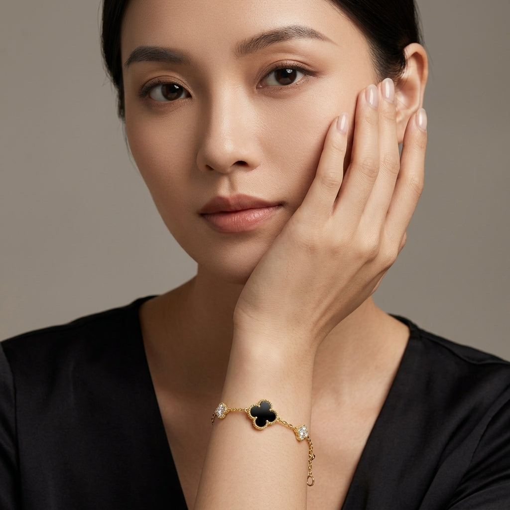 สร้อยข้อมือโคลเวอร์ประดับหินแบล็กโอนิกซ์และเพชร ทองคำแท้